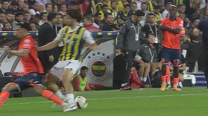 Trioda Fenerbahçe - Başakşehir maçının tartışmalı pozisyonları değerlendirildi: Tepki gösterilen kart anları