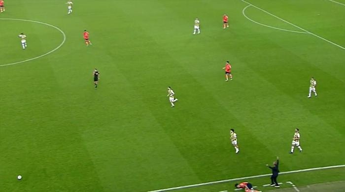 Trioda Fenerbahçe - Başakşehir maçının tartışmalı pozisyonları değerlendirildi: Tepki gösterilen kart anları