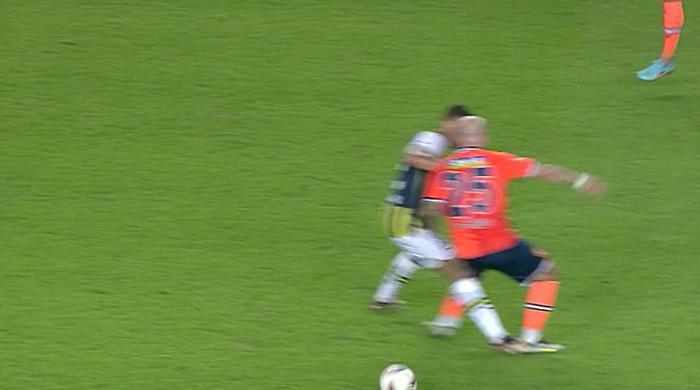 Trioda Fenerbahçe - Başakşehir maçının tartışmalı pozisyonları değerlendirildi: Tepki gösterilen kart anları