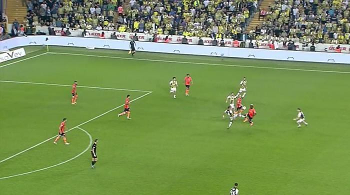 Trioda Fenerbahçe - Başakşehir maçının tartışmalı pozisyonları değerlendirildi: Tepki gösterilen kart anları