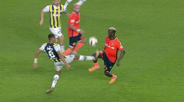 Trioda Fenerbahçe - Başakşehir maçının tartışmalı pozisyonları değerlendirildi: Tepki gösterilen kart anları