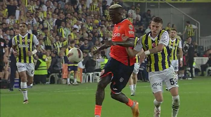 Trioda Fenerbahçe - Başakşehir maçının tartışmalı pozisyonları değerlendirildi: Tepki gösterilen kart anları