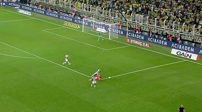 Trioda Fenerbahçe - Başakşehir maçının tartışmalı pozisyonları değerlendirildi: Tepki gösterilen kart anları