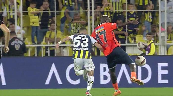 Trioda Fenerbahçe - Başakşehir maçının tartışmalı pozisyonları değerlendirildi: Tepki gösterilen kart anları