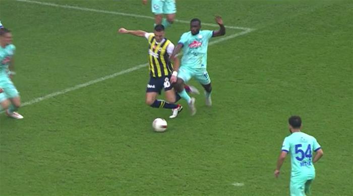 Trioda Fenerbahçe - Çaykur Rizespor maçının tartışmalı pozisyonları değerlendirildi: Verilmeyen gol ve penaltı anları