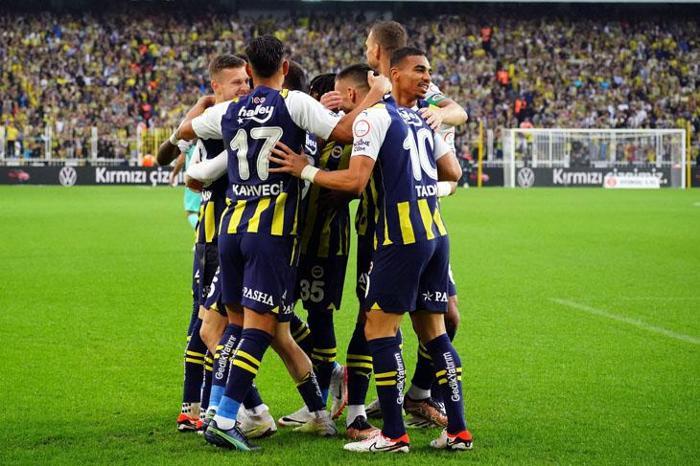 Fenerbahçeli yıldıza övgü yağıyor Tepki görüyordu, ayakta alkışlanan fenomene dönüştü