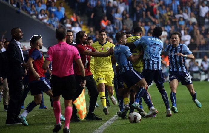 Adana Demirspor-Fenerbahçe maçında ortalık gerildi Birbirlerine girdiler...