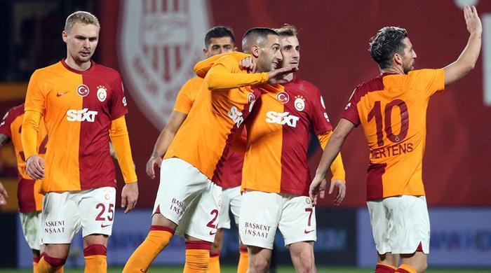 ZIYECH YİNE AFFETMEDİ