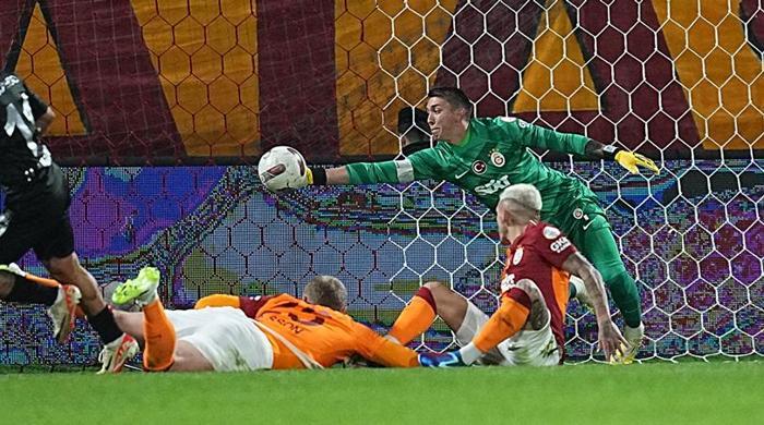 KAPTAN MUSLERA SINIRDA GEÇTİ