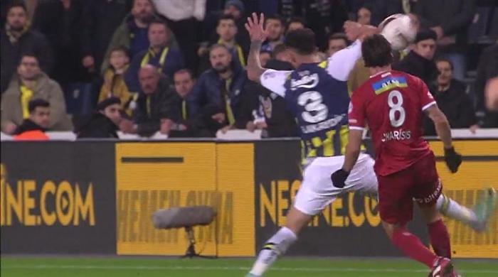 Trioda Fenerbahçe - Sivasspor maçının tartışmalı pozisyonları değerlendirildi: Verilmeyen penaltılar, itiraz edilen gol...