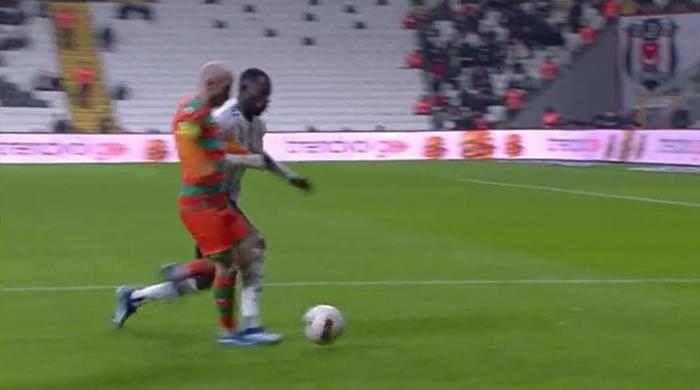 Trioda Beşiktaş - Alanyaspor maçının tartışmalı pozisyonları değerlendirildi: İlk golden önce faul var mı