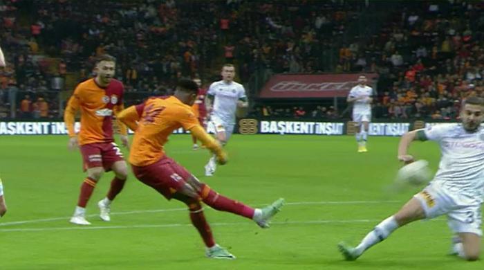 Trioda Galatasaray - Konyaspor maçının tartışmalı pozisyonları değerlendirildi: Gözden kaçan penaltı ihtimali, goller öncesinde faul şüphesi taşıyan anlar...