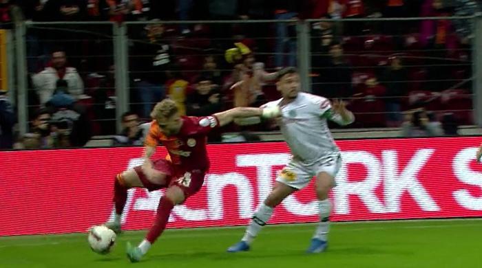 Trioda Galatasaray - Konyaspor maçının tartışmalı pozisyonları değerlendirildi: Gözden kaçan penaltı ihtimali, goller öncesinde faul şüphesi taşıyan anlar...