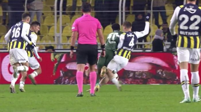 Trioda Fenerbahçe - Konyaspor maçının tartışmalı pozisyonları değerlendirildi: Kırmızı kart şüphesi olan an, penaltı kararı...