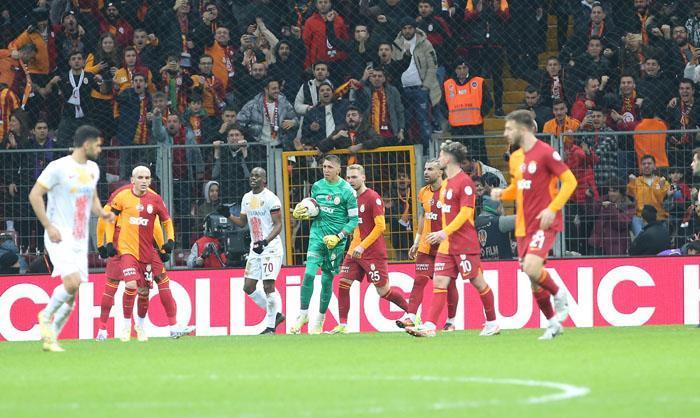Galatasaray - Kayserispor maçından ekranlara yansımayan kareler