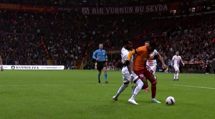 Trioda Galatasaray - Kayserispor maçının tartışmalı pozisyonları değerlendirildi: İptal edilen gol, verilen penaltılar...