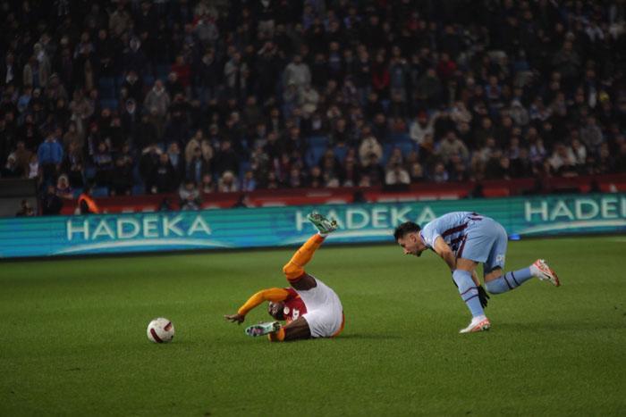 Trabzonspor - Galatasaray maçından ekrana yansımayan görüntüler