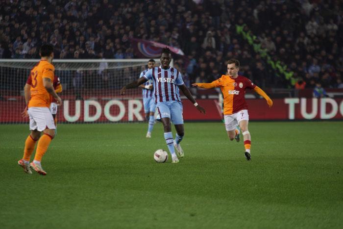 Trabzonspor - Galatasaray maçından ekrana yansımayan görüntüler