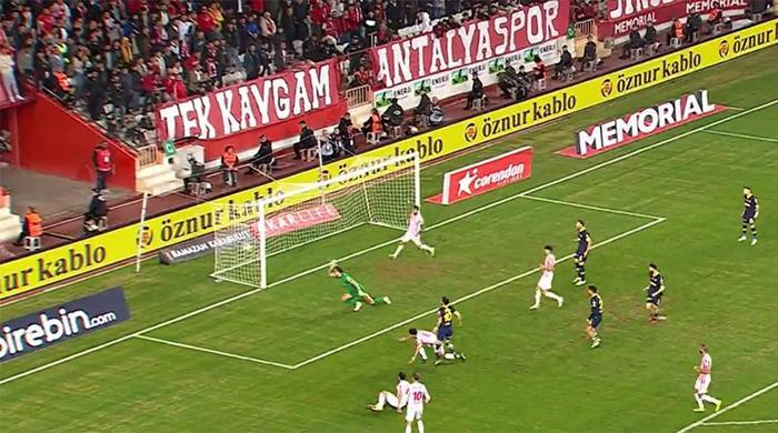 Trioda Antalyaspor - Fenerbahçe maçının tartışmalı pozisyonları değerlendirildi: Penaltı beklenen anlar...