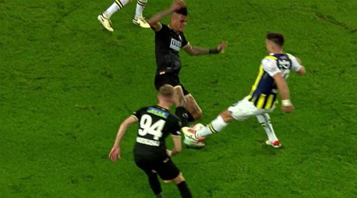 Trioda Fenerbahçe - Alanyaspor maçının tartışmalı pozisyonları değerlendirildi: Kırmızı kart beklenen anlar, verilen penaltı kararı...