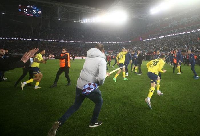 Trabzonspor - Fenerbahçe maçında yaşanan şok olay dünya basınında Türkiyede skandal