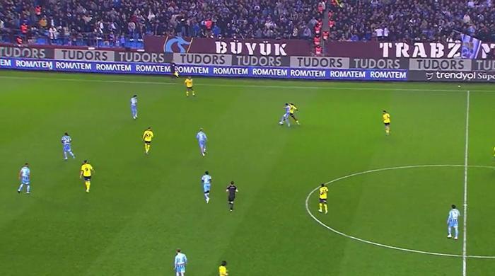 Trioda Trabzonspor - Fenerbahçe maçının tartışmalı pozisyonları değerlendirildi: Verilen penaltı kararı, goller öncesindeki faul şüpheleri...