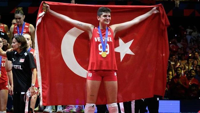 Brezilyalı Mara Leaodan Ebrar Karakurta yumruk göndermesi: Türk taraftarlar çılgına döndü