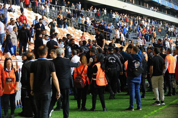 Adana Demirspor - Kayserispor maçı sonrası gerginlik Taraftar sahaya girdi...