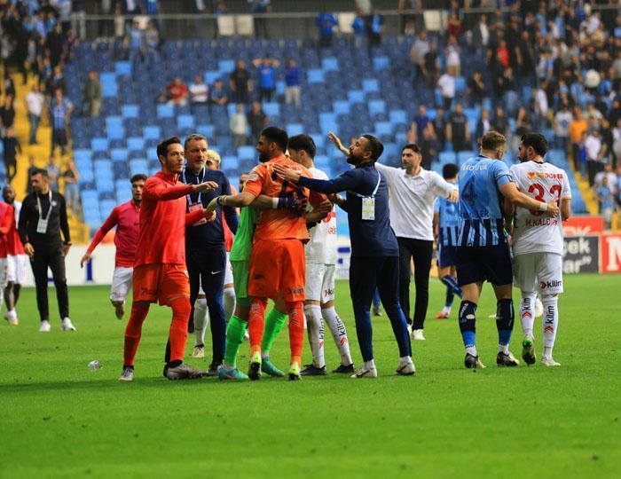 Adana Demirspor - Kayserispor maçı sonrası gerginlik Taraftar sahaya girdi...