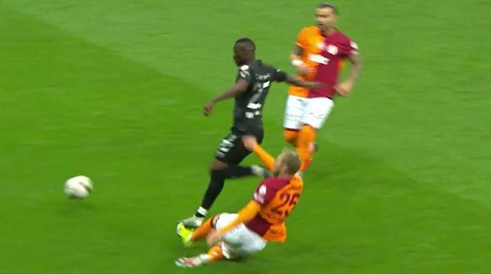 Trioda Galatasaray - Pendikspor maçının tartışmalı pozisyonları değerlendirildi: Penaltı beklenen anlar, faul şüphesi olan gol, tekrar edilen penaltı vuruşu...