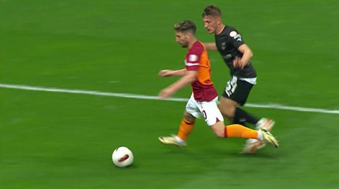Trioda Galatasaray - Pendikspor maçının tartışmalı pozisyonları değerlendirildi: Penaltı beklenen anlar, faul şüphesi olan gol, tekrar edilen penaltı vuruşu...