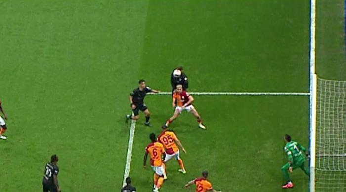 Trioda Galatasaray - Pendikspor maçının tartışmalı pozisyonları değerlendirildi: Penaltı beklenen anlar, faul şüphesi olan gol, tekrar edilen penaltı vuruşu...