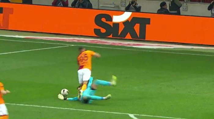 Trioda Galatasaray - Pendikspor maçının tartışmalı pozisyonları değerlendirildi: Penaltı beklenen anlar, faul şüphesi olan gol, tekrar edilen penaltı vuruşu...