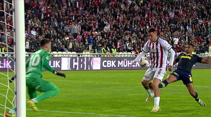 Trioda Sivasspor - Fenerbahçe maçının tartışmalı pozisyonları değerlendirildi: VAR müdahalesiyle verilen penaltıda karar doğru mu