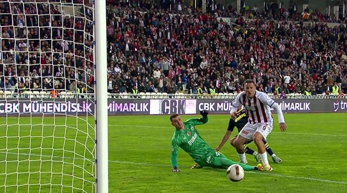 Trioda Sivasspor - Fenerbahçe maçının tartışmalı pozisyonları değerlendirildi: VAR müdahalesiyle verilen penaltıda karar doğru mu