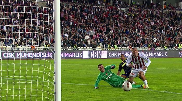 Trioda Sivasspor - Fenerbahçe maçının tartışmalı pozisyonları değerlendirildi: VAR müdahalesiyle verilen penaltıda karar doğru mu