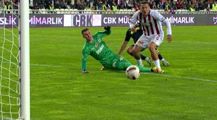 Trioda Sivasspor - Fenerbahçe maçının tartışmalı pozisyonları değerlendirildi: VAR müdahalesiyle verilen penaltıda karar doğru mu