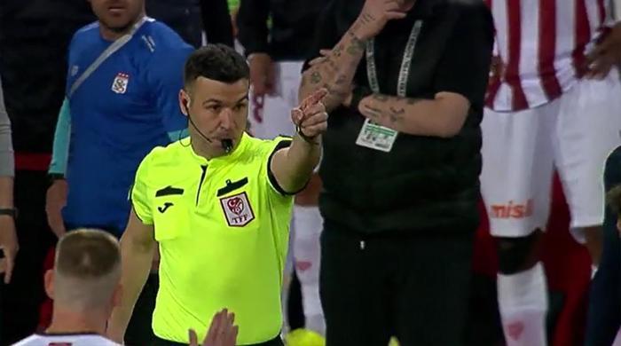 Trioda Sivasspor - Fenerbahçe maçının tartışmalı pozisyonları değerlendirildi: VAR müdahalesiyle verilen penaltıda karar doğru mu