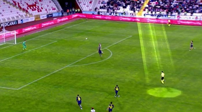 Trioda Sivasspor - Fenerbahçe maçının tartışmalı pozisyonları değerlendirildi: VAR müdahalesiyle verilen penaltıda karar doğru mu