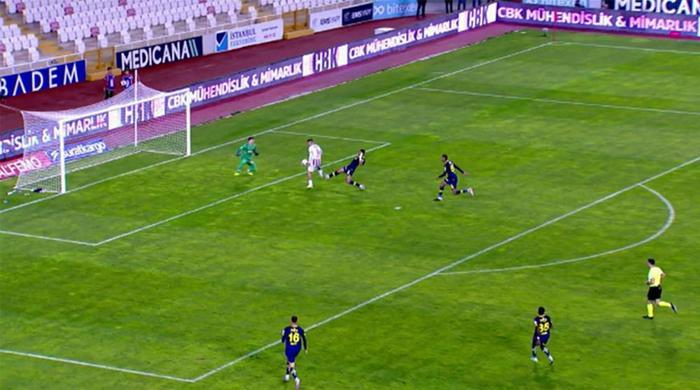Trioda Sivasspor - Fenerbahçe maçının tartışmalı pozisyonları değerlendirildi: VAR müdahalesiyle verilen penaltıda karar doğru mu