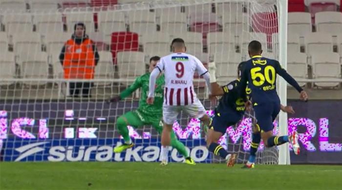 Trioda Sivasspor - Fenerbahçe maçının tartışmalı pozisyonları değerlendirildi: VAR müdahalesiyle verilen penaltıda karar doğru mu