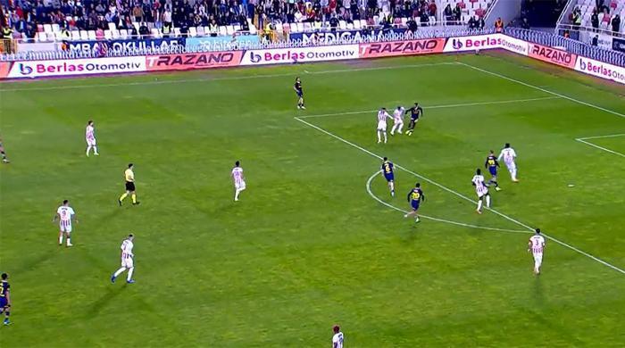 Trioda Sivasspor - Fenerbahçe maçının tartışmalı pozisyonları değerlendirildi: VAR müdahalesiyle verilen penaltıda karar doğru mu