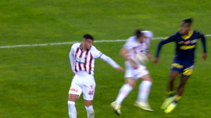 Trioda Sivasspor - Fenerbahçe maçının tartışmalı pozisyonları değerlendirildi: VAR müdahalesiyle verilen penaltıda karar doğru mu
