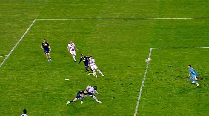 Trioda Sivasspor - Fenerbahçe maçının tartışmalı pozisyonları değerlendirildi: VAR müdahalesiyle verilen penaltıda karar doğru mu