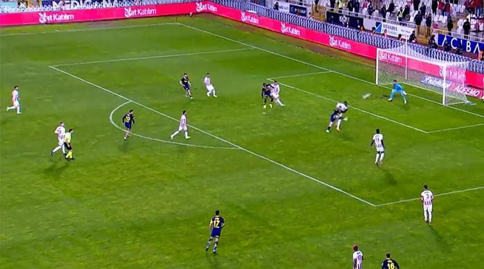 Trioda Sivasspor - Fenerbahçe maçının tartışmalı pozisyonları değerlendirildi: VAR müdahalesiyle verilen penaltıda karar doğru mu