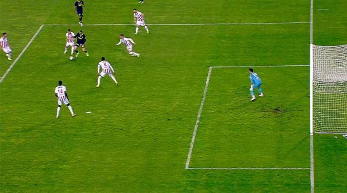 Trioda Sivasspor - Fenerbahçe maçının tartışmalı pozisyonları değerlendirildi: VAR müdahalesiyle verilen penaltıda karar doğru mu