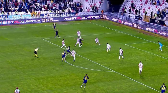 Trioda Sivasspor - Fenerbahçe maçının tartışmalı pozisyonları değerlendirildi: VAR müdahalesiyle verilen penaltıda karar doğru mu