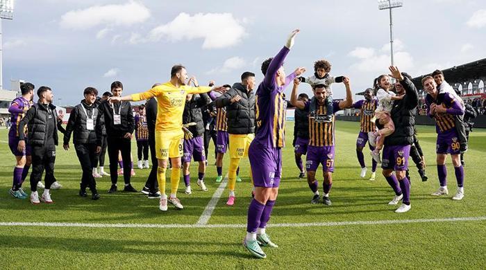 Şampiyon Eyüpspor kupasını kaldırdı Arda Turanın büyük sevinci...