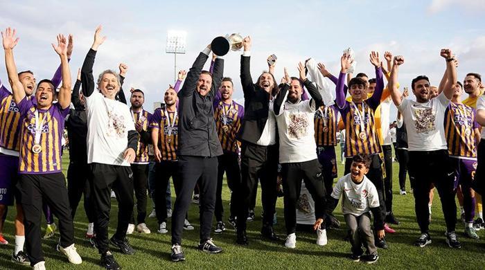 Şampiyon Eyüpspor kupasını kaldırdı Arda Turanın büyük sevinci...