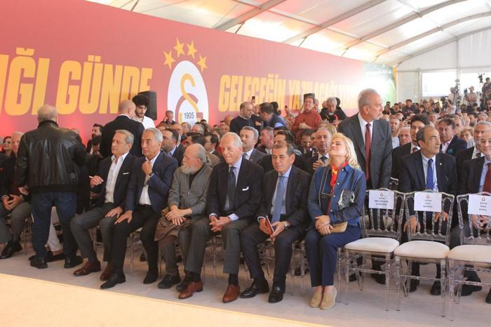 Galatasaraydan birlik beraberlik pozu Efsane başkanlar Kemerburgazda bir arada...